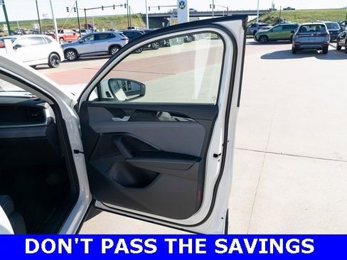 New 2025 Volkswagen Tiguan SE image 14