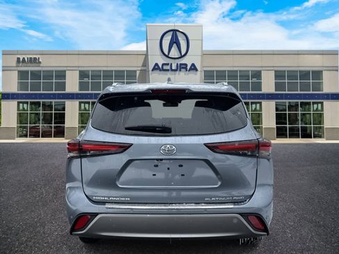Used 2024 Toyota Highlander Platinum image 4