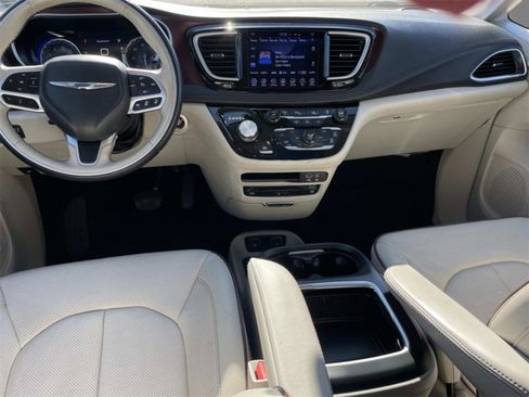 Used 2017 Chrysler Pacifica Limited w/ UConnect Theater Package image 8