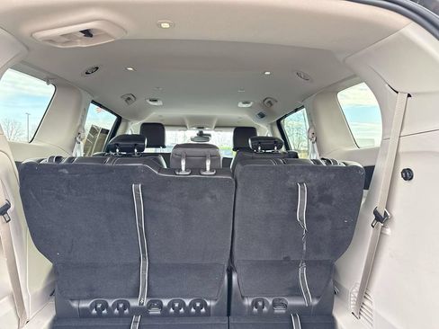 Used 2023 Chrysler Pacifica Touring-L AWD/4WD image 8