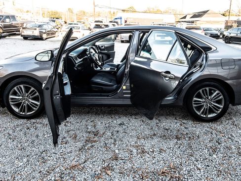 Used 2015 Toyota Camry SE image 19