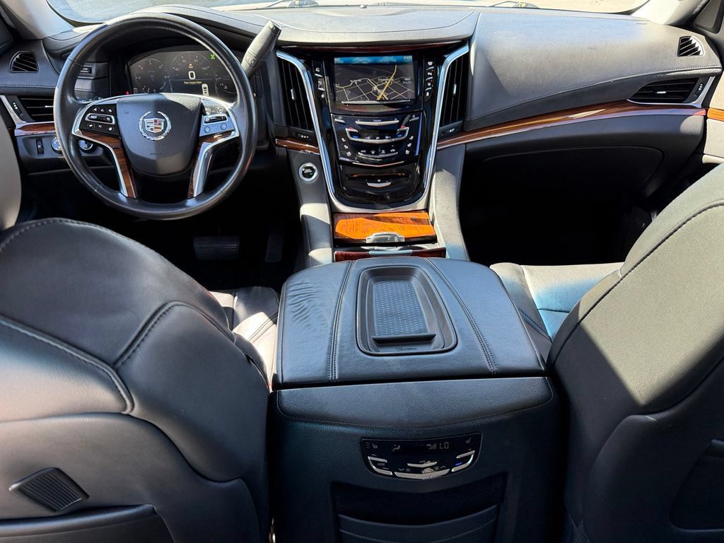 Used 2015 Cadillac Escalade Luxury AWD/4WD image 21
