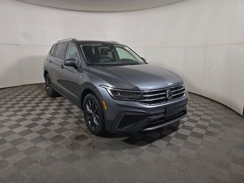 Used 2022 Volkswagen Tiguan SE w/ Panoramic Sunroof Package image 2