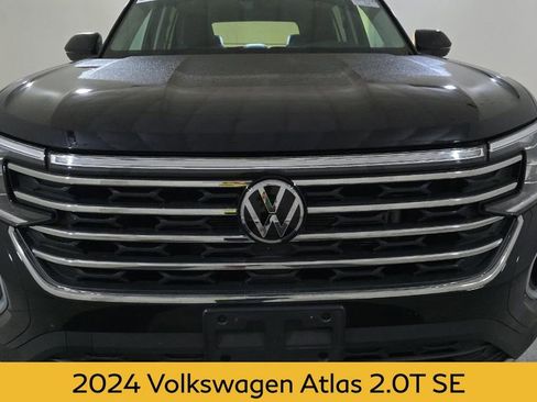 Used 2024 Volkswagen Atlas SE image 2