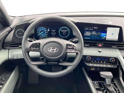 New 2025 Hyundai Elantra Limited FWD image 17