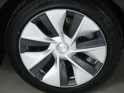 Used 2021 Tesla Model Y Long Range image 35