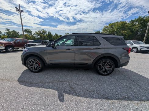 Certified 2025 Ford Explorer ST-Line w/ ST-Line Street Pack AWD/4WD image 3