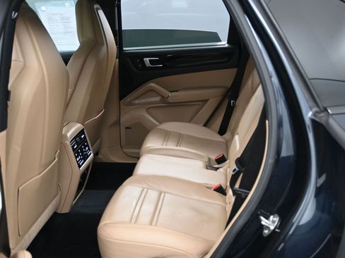 Used 2023 Porsche Cayenne Platinum Edition image 36