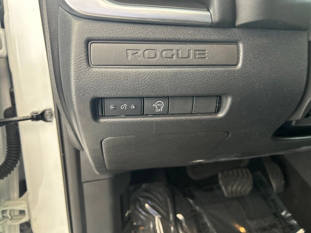 Used 2024 Nissan Rogue S FWD image 35