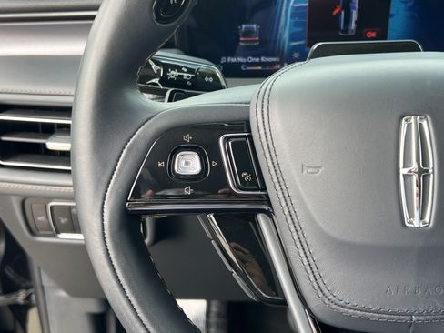 Certified 2025 Lincoln Aviator AWD image 11
