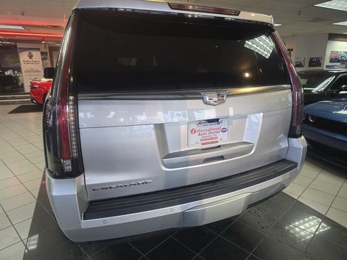 Used 2017 Cadillac Escalade ESV Premium Luxury image 5