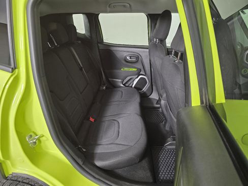 Used 2018 Jeep Renegade Latitude w/ Cold Weather Group image 18