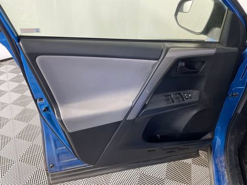 Used 2018 Toyota RAV4 LE AWD/4WD image 9