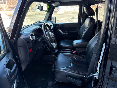 Used 2016 Jeep Wrangler Unlimited Rubicon image 12