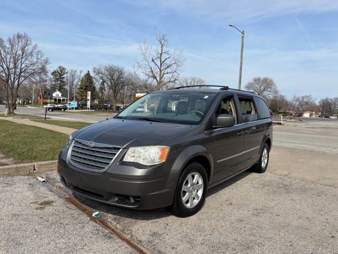 Used 2010 Chrysler Town & Country Touring image 2
