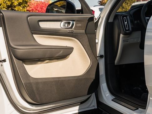 New 2026 Volvo XC40 B5 Plus w/ Protection Package Premier image 38