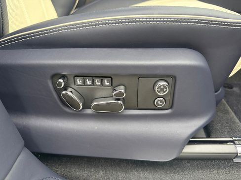 Used 2025 Bentley Bentayga AWD/4WD image 14