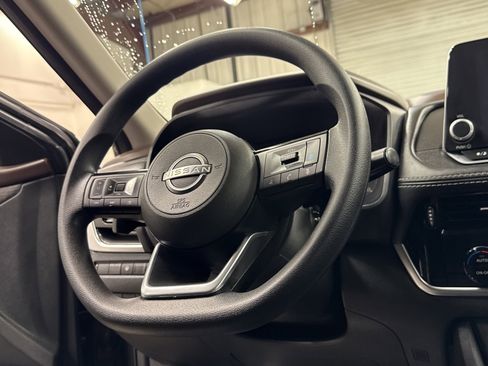 Used 2023 Nissan Rogue SV image 10