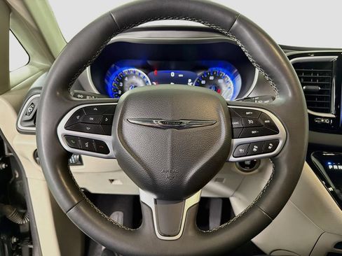 Used 2023 Chrysler Pacifica Touring-L FWD image 15