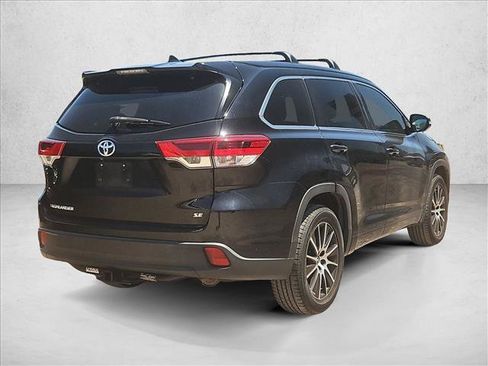 Used 2017 Toyota Highlander SE FWD image 5