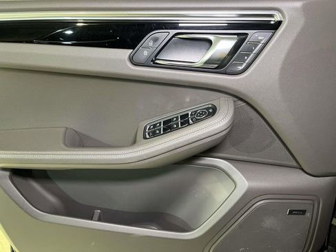 Certified 2025 Porsche Macan image 34