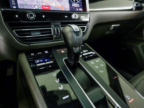 Certified 2022 Porsche Macan image 20
