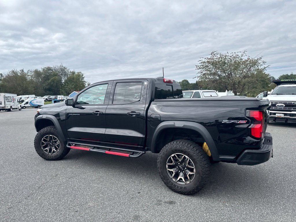 Used 2024 Chevrolet Colorado ZR2 w/ Technology Package AWD/4WD image 4