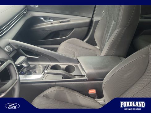 Used 2022 Hyundai Elantra SE FWD image 15