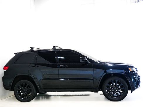 Used 2021 Jeep Grand Cherokee Laredo X AWD/4WD image 4