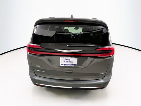 Used 2021 Chrysler Pacifica Touring-L image 6