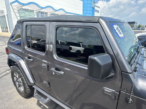 Used 2018 Jeep Wrangler Unlimited Sahara w/ Dual Top Group AWD/4WD image 14