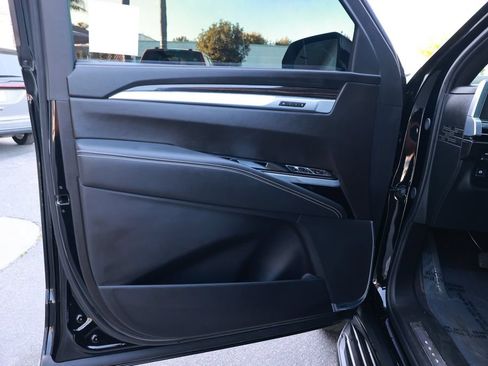 Used 2025 Cadillac Escalade ESV Premium Luxury AWD/4WD image 19