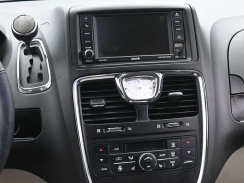 Used 2015 Chrysler Town & Country Limited image 26