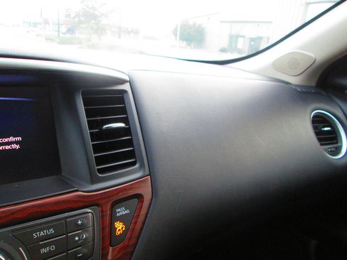 Used 2017 Nissan Pathfinder Platinum image 19