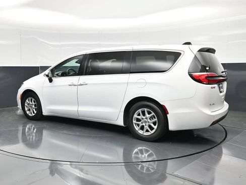 Certified 2023 Chrysler Pacifica Touring-L FWD image 10