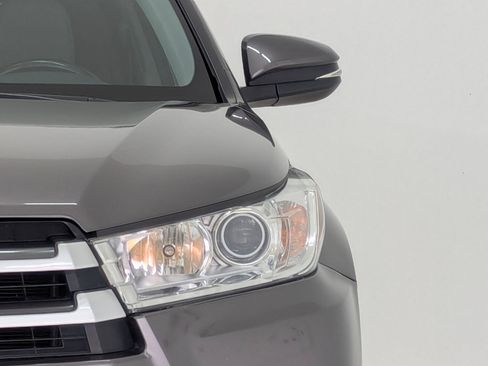 Used 2019 Toyota Highlander XLE image 11