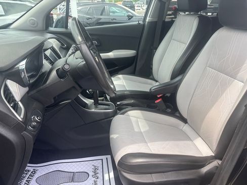 Used 2020 Chevrolet Trax LT w/ LT Convenience Package AWD/4WD image 14