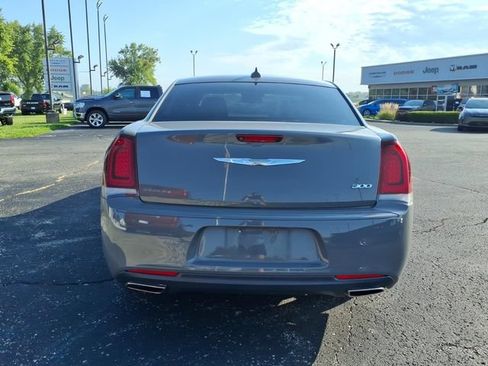 Used 2019 Chrysler 300 Touring w/ Sport Appearance Package RWD image 6
