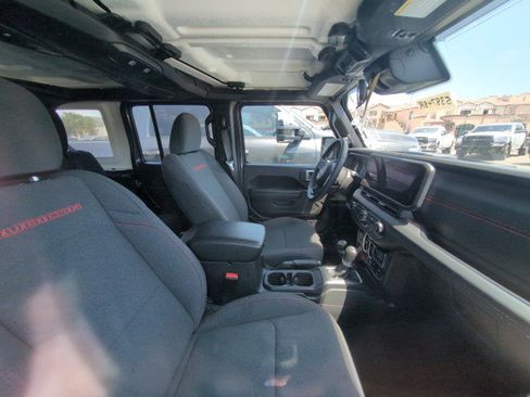Used 2025 Jeep Wrangler Unlimited Rubicon AWD/4WD image 4