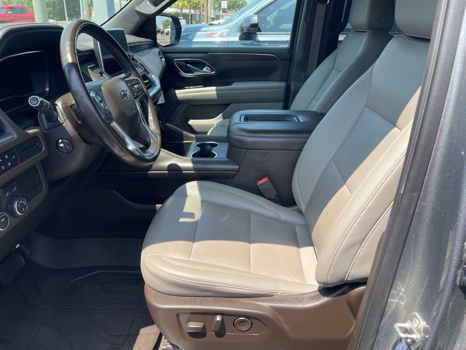 Used 2022 Chevrolet Tahoe Z71 w/ Luxury Package AWD/4WD image 10