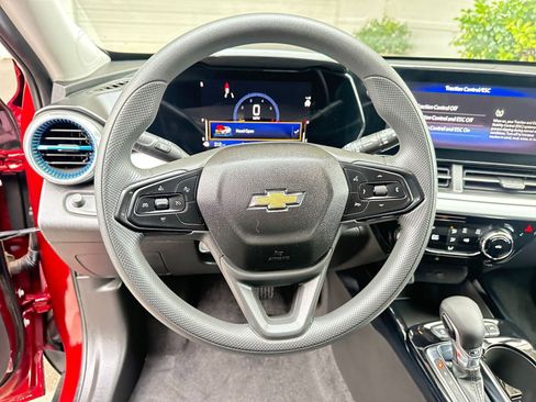 Used 2025 Chevrolet Trax LT image 50