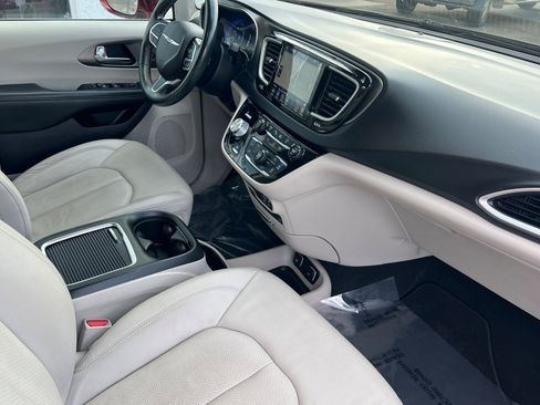 Used 2020 Chrysler Pacifica Touring-L Plus w/ Tire & Wheel Group image 17