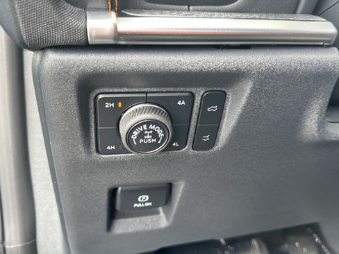 Used 2025 Ford Expedition Tremor AWD/4WD image 35