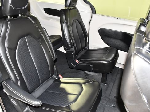 Used 2024 Chrysler Pacifica Touring-L FWD image 44