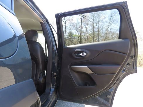 Used 2018 Jeep Cherokee Trailhawk w/ Quick Order Package 27L AWD/4WD image 15