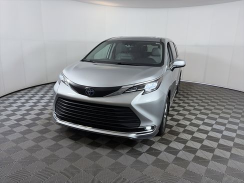 Used 2021 Toyota Sienna XLE image 2