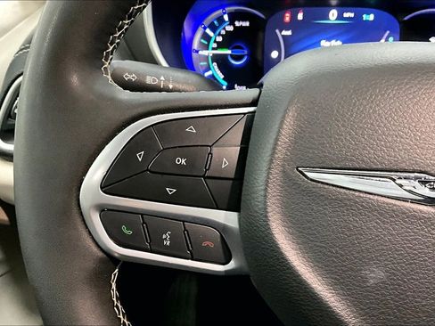 Used 2024 Chrysler Pacifica Select image 11