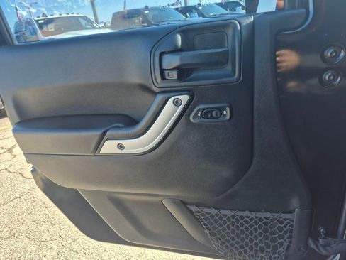 Used 2018 Jeep Wrangler Unlimited Rubicon w/ Cold Weather Group image 18