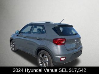 Used 2024 Hyundai Venue SEL video 3