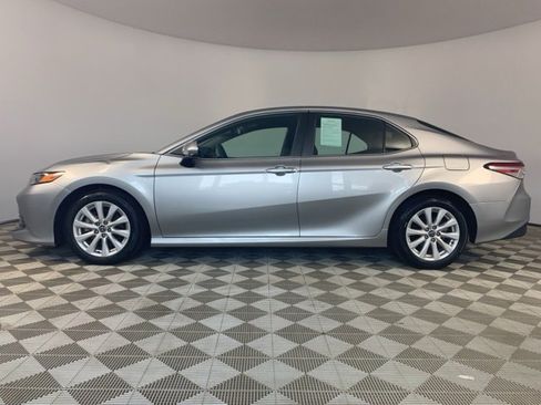Used 2020 Toyota Camry LE image 4